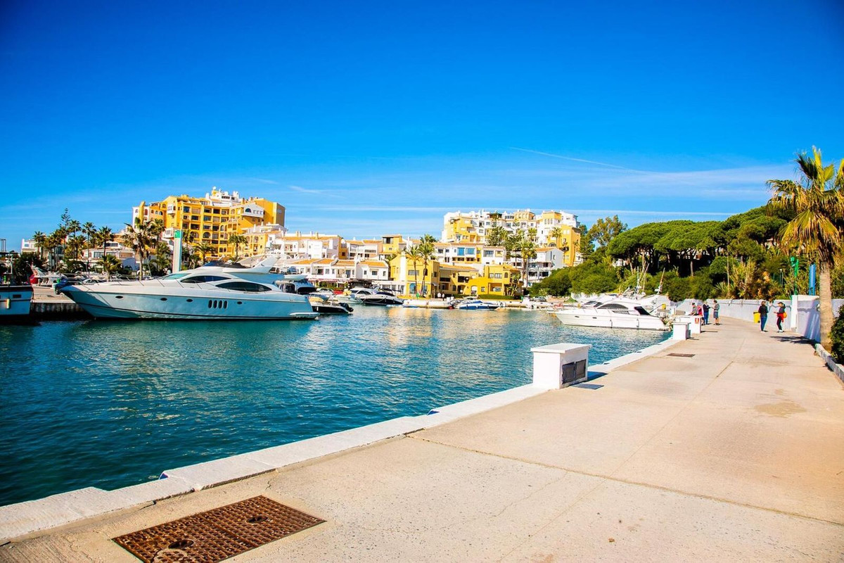 An afternoon beside Cabopino marina